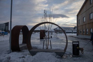 22 Mart 2025. İsveç Laponya 'nın kuzeyinde küçük bir kasaba olan Kiruna' nın yeni şehir merkezi. Kışın gün batımında çekilmiş..