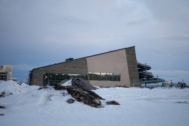 22 Mart 2025. İsveç Laponya 'nın kuzeyinde küçük bir kasaba olan Kiruna' nın yeni şehir merkezi. Kışın gün batımında çekilmiş..