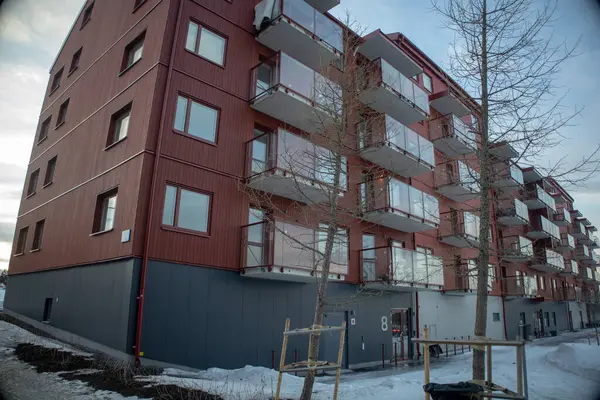 22 Mart 2025. İsveç Laponya 'nın kuzeyinde küçük bir kasaba olan Kiruna' nın yeni şehir merkezi. Kışın gün batımında çekilmiş..