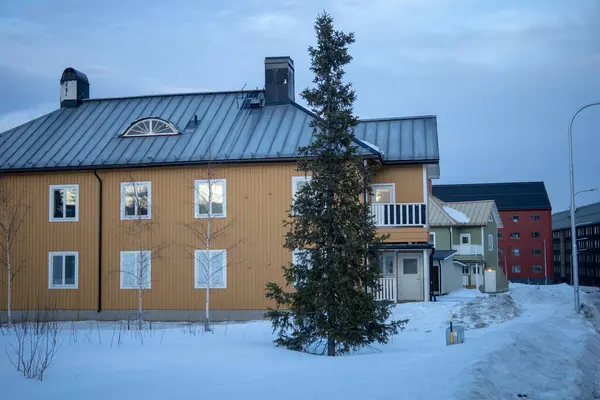 22 Mart 2025. İsveç Laponya 'nın kuzeyinde küçük bir kasaba olan Kiruna' nın yeni şehir merkezi. Kışın gün batımında çekilmiş..