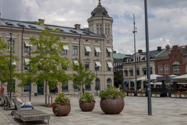 İsveç 'in Vastergotland ilçesindeki Skovde şehir merkezine 25 Temmuz 2025' te kalabalık caddeler, tarihi binalar ve kamusal alanlar.