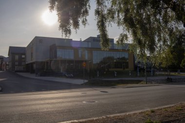 Gavleborg İlçesi 'ndeki Hudiksvall şehir merkezinin tarihi binalar ve liman bölgesi 22 Temmuz 2025' te fotoğraflandı..