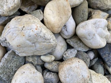 Net görüntüler yakalamak için kayaların yakın çekim fotoğraflarını çek..