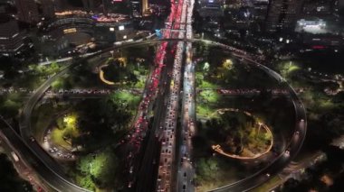 Jakarta Gecesi 'nin hava aracı görüntüsü. Trafik otoyolu yörünge hareketiyle dolu.