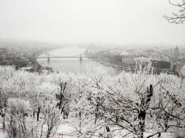 Budapeşte kışın Tuna 'ya tepeden bakıyor
