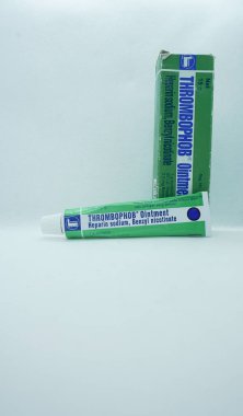 Thrombophob merhemi, heparin sodyum ve benzil nikotinat içerir. Bu da derinin altında kan pıhtılaşmasını veya morarmayı önler.. 