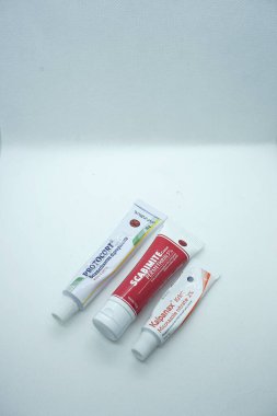  Mantar, akarsu ve cilt iltihabı gibi çeşitli cilt hastalıkları kremlerinin beyaz arka planda üst görünümü