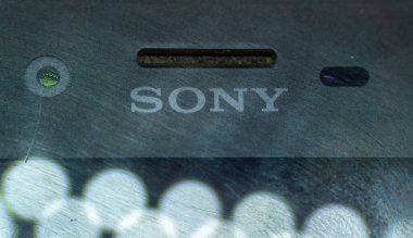 Bir Sony Aygıtının Yakın Çekimi Tasarım Özelliklerini Vurguluyor
