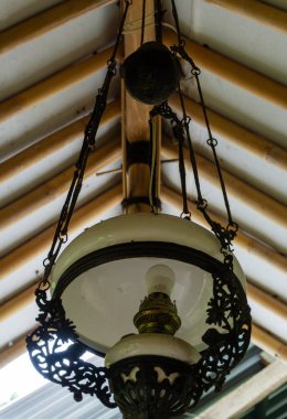 Rustik Ayarlarda Dekoratif Tasarımlı Klasik Askı Lambası