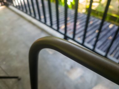 Bulanık Arkaplan ile Balkon 'da Metal Tırabzanın Yakın Çekimi