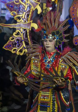 Yogyakarta, Endonezya-6 Ağustos 2025: Renkli ve karmaşık bir geleneksel kostüm sergileme sanatıyla süslenmiş bir sanatçı.