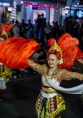 Yogyakarta, Endonezya-6 Ağustos 2025: Canlı kostümler ve dekorasyonlarla geleneksel bir dans gösterisinin sergilendiği büyüleyici bir sahne, kültürel mirası ve festival kutlamalarını sembolize ediyor. 