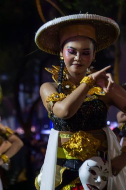 Yogyakarta, Endonezya-6 Ağustos 2025: Süslü bir kostüm giyen bir kültür dansçısı, sokak aydınlatması, geleneksel sanatsal ve ifade biçimlerinin somutlaştığı bir ortamda gösteri yapıyor.