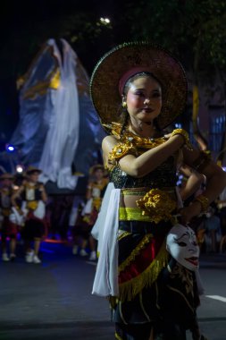 Yogyakarta, Endonezya-6 Ağustos 2025: Geleneksel ve özenli bir kostümün yetenekli bir sanatçısı, akşam kutlamalarında renkli bir kültür geçidine katılarak, etkinliğin zengin mirasını ve canlı sanatını gözler önüne serdi..