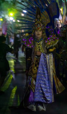 Yogyakarta, Endonezya-6 Ağustos 2025: Geleneksel Endonezyalı dansçılar renkli kostümler ve zengin miras sergilenen canlı bir kültürel geçit töreninde zarif bir performans sergiliyorlar. Koordineli hareketleri neşeli ve çekici bir atmosfer yaratıyor.