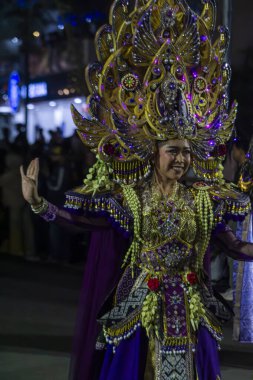 Yogyakarta, Endonezya-6 Ağustos 2025: Karmaşık kostümler, canlı renkler ve geleneksel tasarımların yer aldığı, mirasın takdir edilmesini ve neşeli kültürel ifadelerin neşeli performanslarla desteklendiği bir kültürel geçit töreni düzenleniyor