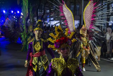 Yogyakarta, Endonezya-6 Ağustos 2025: Bir gece etkinliği sırasında canlı renklerin ve karmaşık tasarımların yer aldığı, kültürel mirasın sergilendiği ve şenlikli atmosferin yer aldığı geleneksel kostümlerin giyildiği canlı bir geçit töreni sahnesi.
