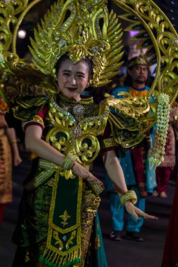 Yogyakarta, Endonezya-6 Ağustos 2025: Geleneksel bir geçit töreninde sergilenen canlı kültürel miras tasviri. Katılımcılar süslü kostümler, karmaşık tasarımlar ve kültürel çeşitliliği vurgulayarak dinamik danslar sergiliyorlar. 