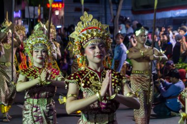 Yogyakarta, Endonezya-6 Ağustos 2025: Canlı, geleneksel dans gösterisi kültür mirası, karmaşık kostümler ve süslerle süslenmiş, açık hava festivalinde, meşgul bir kalabalığın katıldığı bir etkinlikte yer alıyor..