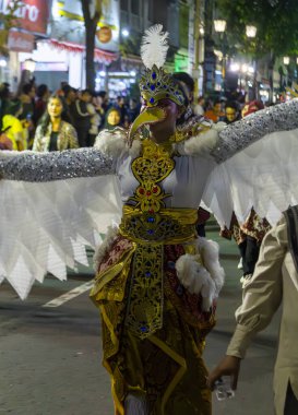 Yogyakarta, Endonezya-6 Ağustos 2025: Kuş temalı kostümler, büyüleyici tasarımlar ve dinamik görsel kavramlar, sanatsal ifade ve festival kutlamalarının vurgulandığı canlı kültür geçidi 