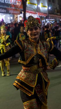 Yogyakarta, Endonezya-6 Ağustos 2025: Bir festival sırasında canlı bir kültürel dans sahnelendi, geleneksel kostümler ve neşeli kutlamalar canlı, aydınlık bir açık havada gerçekleştirildi.