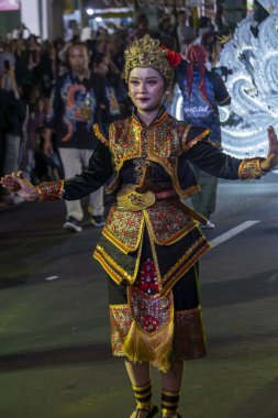 Yogyakarta, Endonezya-6 Ağustos 2025: Kültürel kutlamaların ve sanatsal sanatların özünü yansıtan canlı bir festival sırasında geleneksel giysiler giyen bir sanatçı.