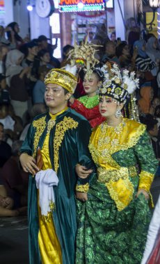 Yogyakarta, Endonezya-6 Ağustos 2025: Canlı, canlı, meşgul bir kalabalık arasında geleneksel giysiler giymiş, gelenekleri ve mirası kutlayan katılımcılar canlı kültür geçit törenine katılıyor. Şenlik ruhunun mükemmel tasviri, gelenekler, 