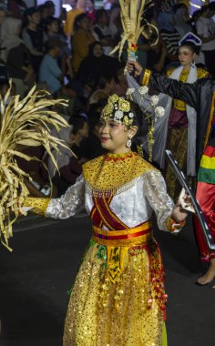 Yogyakarta, Endonezya-6 Ağustos 2025: Renkli kostümler, karmaşık ayrıntılar ve kültürel ifadelerin yer aldığı canlı bir geleneksel dans gösterisi. Kültürel mirası ve gelenekleri kutlamak için canlı bir ortamda sahnelendi..