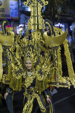 Yogyakarta, Endonezya-6 Ağustos 2025: Karmaşık altın desenlerle süslenmiş renkli ve canlı geleneksel kostüm, bir festival töreninde giyildi. Canlı bir ortamda kültürel miras, yaratıcılık ve sanatsal ifade temaları için mükemmel.