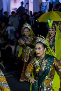 Yogyakarta, Endonezya-6 Ağustos 2025: Canlı bir kültürel etkinlik sırasında süslü kostümler içinde bir grup geleneksel dansçı.