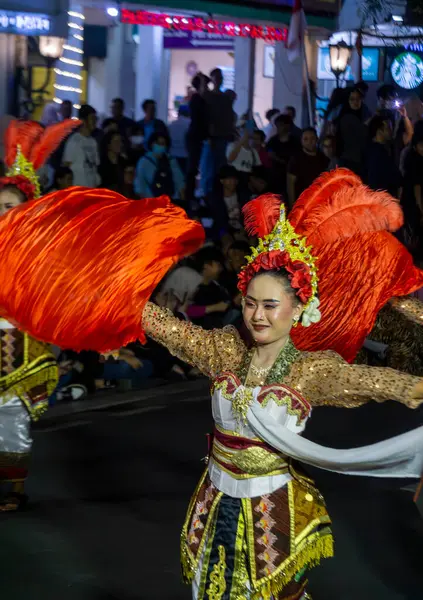 Yogyakarta, Endonezya-6 Ağustos 2025: Canlı kostümler ve dekorasyonlarla geleneksel bir dans gösterisinin sergilendiği büyüleyici bir sahne, kültürel mirası ve festival kutlamalarını sembolize ediyor. 