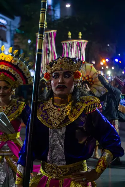 Yogyakarta, Endonezya-6 Ağustos 2025: Geleneksel kostümlerin ve canlı arka planların yer aldığı büyüleyici bir kültürel performans tasviri. Gece atmosferi dekoratif kıyafetlerin cazibesini arttırıyor. Sanat ve mirasa bir göz atma fırsatı veriyor.