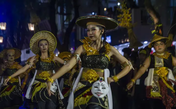 Yogyakarta, Endonezya-6 Ağustos 2025: Geleneksel Endonezyalı dansçılar renkli kostümler ve zengin miras sergilenen canlı bir kültürel geçit töreninde zarif bir performans sergiliyorlar. Koordineli hareketleri neşeli ve çekici bir atmosfer yaratıyor.