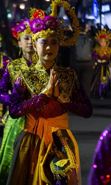 Yogyakar, Endonezya-6 Ağustos 2025: Geleneksel dansçılar sanatlarını ve mirasını muhteşem bir kültürel geçit töreninde sergiliyorlar. Karmaşık kıyafetleri ve koordineli hareketleri kültürlerinin coşkulu kutlamalarını vurguluyor..