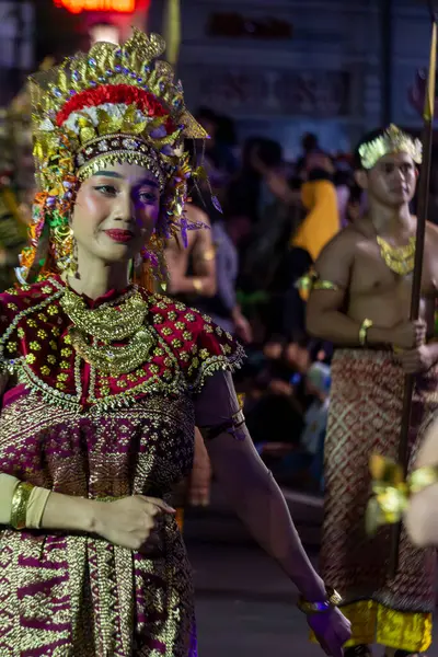 Yogyakarta, Endonezya-6 Ağustos 2025: Canlı bir görüntü, geleneksel bir kültür dansçısını gösterirken, bir topluluk kutlamasında gösteri yaparken, kültürel ifadeleri ve canlı gelenekleri yakalarken,.