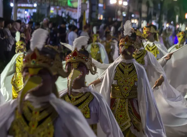 Yogyakarta, Endonezya-6 Ağustos 2025: Geleneksel dekoratif kostümler içinde, kalabalık ve aydınlık şehir sokaklarında yürüyen, kültür mirası ve toplum ruhunu sergileyen renkli bir kültürel geçit töreni.