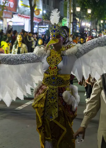 Yogyakarta, Endonezya-6 Ağustos 2025: Kuş temalı kostümler, büyüleyici tasarımlar ve dinamik görsel kavramlar, sanatsal ifade ve festival kutlamalarının vurgulandığı canlı kültür geçidi 