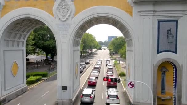 Monumento Arcos Avenida Vallarta Con Calle Autos Pasando Bajo — Vídeo de stock