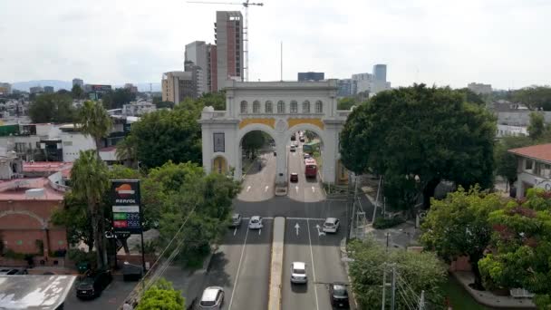 Monumento Arcos Avenida Vallarta Con Calle Autos Pasando Bajo — Vídeo de stock