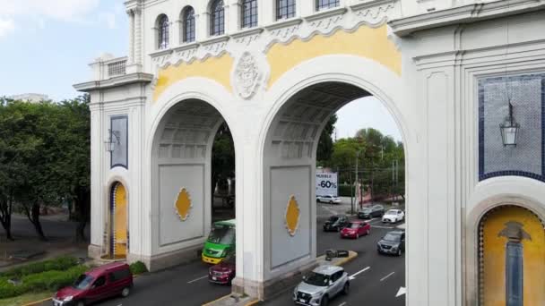 Monumento Con Arcos Con Autos Avenida Con Trafico — Stockvideo