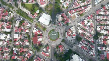 Vista aerea de glorieta en zona americana con alto flujo de automoviles on sus calles 