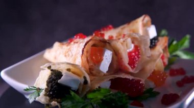 Kırmızı havyarlı gözleme, otlarla süslenmiş Feta peynirli siyah havyar. Lezzetli Sağlıklı Yemek. Yüksek kaliteli 8k video.