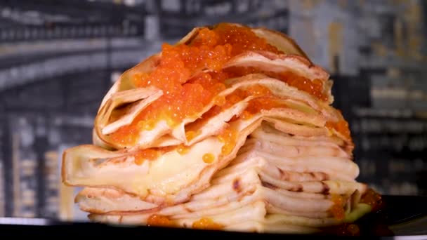 赤いキャビアとパンケーキ ハーブで飾られたフェタチーズと黒いキャビア おいしい健康食品 高品質の8Kビデオ — ストック動画