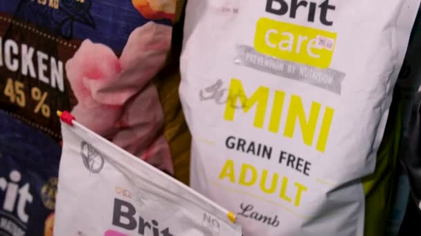Τροφή Για Κατοικίδια Στο Κατάστημα Βρετανικές Τροφές Φροντίδας Υψηλής Ποιότητας — Αρχείο Βίντεο