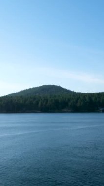 Vancouver Adası 'na seyahat acentası gezisi. Vancouver 'dan Victoria' ya giden feribotla güzel okyanus suyu yansımaları. Yüksek kalite 4k görüntü