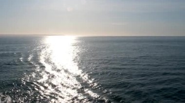 Vancouver Adası 'na seyahat acentası gezisi. Vancouver 'dan Victoria' ya giden feribotla güzel okyanus suyu yansımaları. Yüksek kalite 4k görüntü