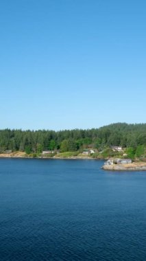 Vancouver Adası 'na seyahat acentası gezisi. Vancouver 'dan Victoria' ya giden feribotla güzel okyanus suyu yansımaları. Yüksek kalite 4k görüntü