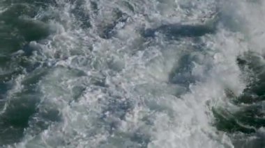 Okyanus sörfü su videosu soyut kaotik hareketlilik. Okyanus seyahat acentası Vancouver Adası 'nda su çalkalama. Vancouver 'dan Victoria' ya giden feribotla yol güzel okyanus suyu yansımaları.