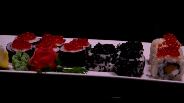 Sticks Take Sushi Задньому Плані Ресторану Різноманітність Видів Суші Червоним — стокове відео