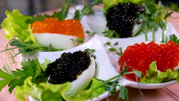 Moitiés Œuf Poulet Dur Avec Caviar Rouge Sur Fond Bois — Video